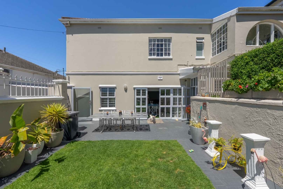 5 Bedroom Property for Sale in Green Point Western Cape